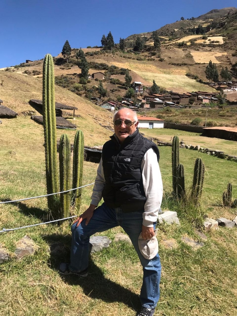 José junto a cactus