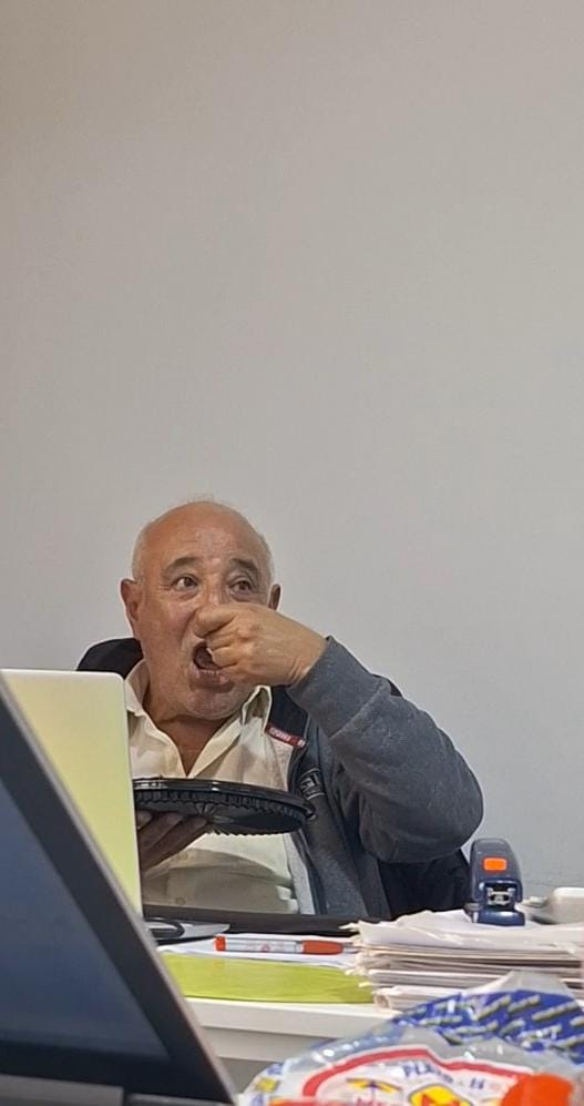 José comiendo en oficina