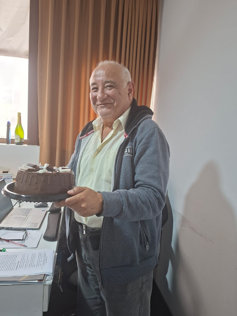 José con torta chocolate
